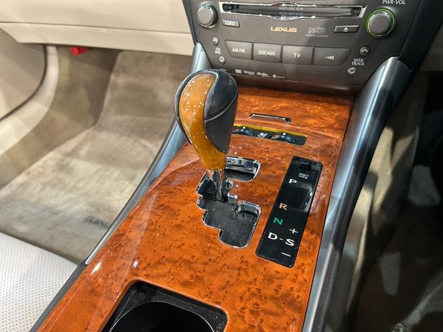 ＩＳ ＩＳ３５０Ｃ　電動オープン　クルーズコントロール　パドルシフト前席パワーシート＆シートヒーター　純正ナビ　Ｂカメラ　地デジ　ＢＴ　スマートキー　ビルトインＥＴＣ　革巻きＨ　ステアリングリモコン（24枚目）