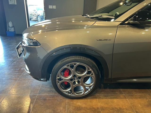 トナーレ プラグインハイブリッドQ4 ヴェローチェ 純正ナビ Bカメラ 全方位カメラ 黒革シート シートヒータークーラー アダプティブクルーズコントロール 衝突軽減ブレーキ レーンキープアシスト 前後ドラレコ ETC(8枚目)