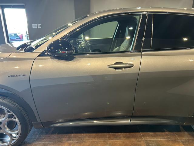 トナーレ プラグインハイブリッドQ4 ヴェローチェ 純正ナビ Bカメラ 全方位カメラ 黒革シート シートヒータークーラー アダプティブクルーズコントロール 衝突軽減ブレーキ レーンキープアシスト 前後ドラレコ ETC(9枚目)