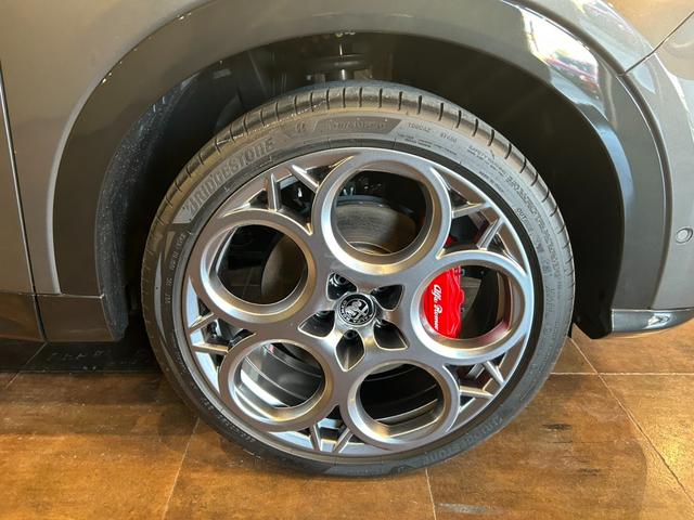 トナーレ プラグインハイブリッドQ4 ヴェローチェ 純正ナビ Bカメラ 全方位カメラ 黒革シート シートヒータークーラー アダプティブクルーズコントロール 衝突軽減ブレーキ レーンキープアシスト 前後ドラレコ ETC(24枚目)