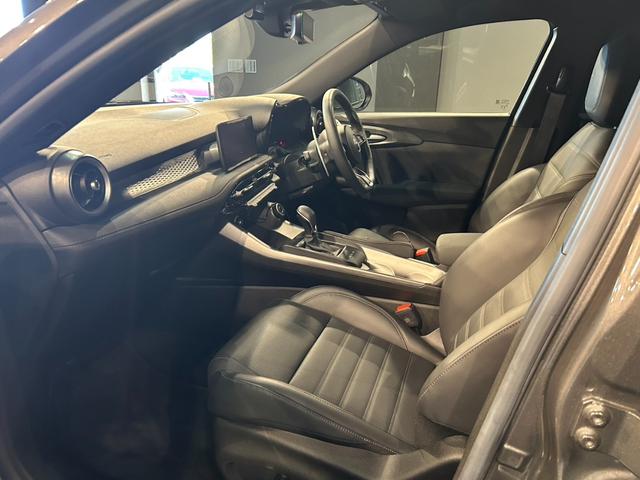 トナーレ プラグインハイブリッドQ4 ヴェローチェ 純正ナビ Bカメラ 全方位カメラ 黒革シート シートヒータークーラー アダプティブクルーズコントロール 衝突軽減ブレーキ レーンキープアシスト 前後ドラレコ ETC(29枚目)