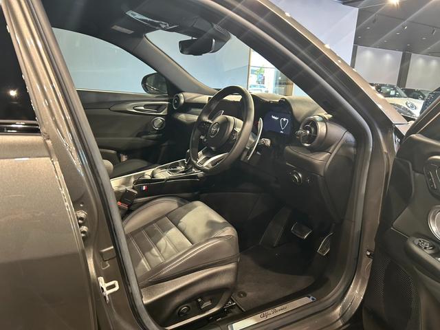 トナーレ プラグインハイブリッドQ4 ヴェローチェ 純正ナビ Bカメラ 全方位カメラ 黒革シート シートヒータークーラー アダプティブクルーズコントロール 衝突軽減ブレーキ レーンキープアシスト 前後ドラレコ ETC(33枚目)