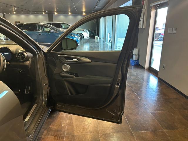 トナーレ プラグインハイブリッドQ4 ヴェローチェ 純正ナビ Bカメラ 全方位カメラ 黒革シート シートヒータークーラー アダプティブクルーズコントロール 衝突軽減ブレーキ レーンキープアシスト 前後ドラレコ ETC(35枚目)