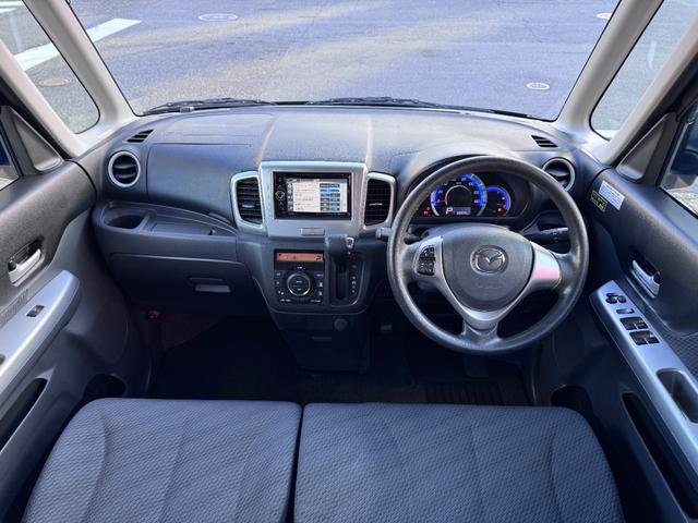 機能的な運転席です。窓が大きくて目線が高いので運転しやすいですよ。