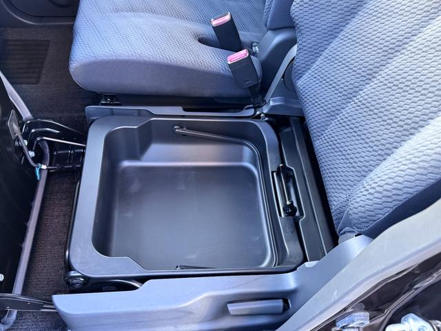 便利な助手席下収納トレイ