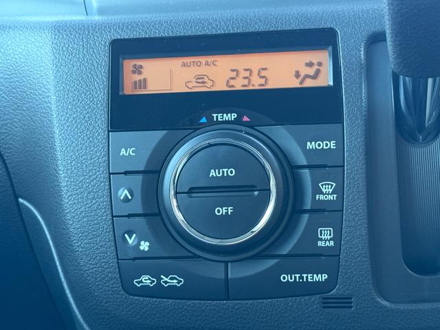 温度調節が簡単なオートエアコン付きです。