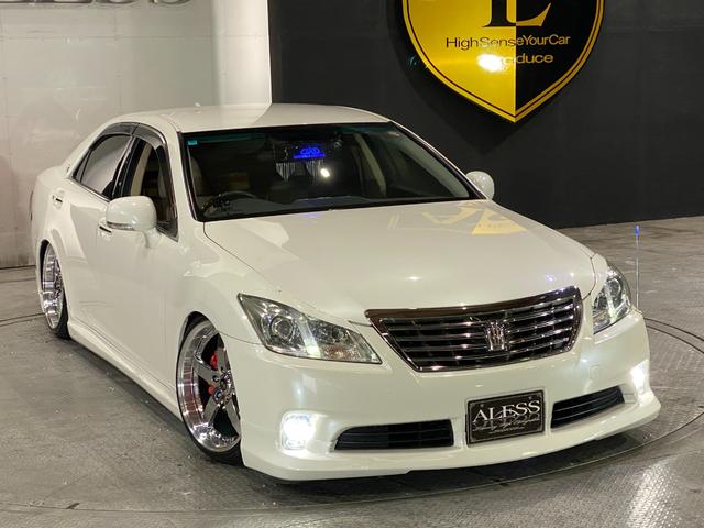 クラウン ２．５ロイヤルサルーン　アニバーサリーＥＤ　フルエアロ　ＴＥＩＮ車高調　新品メッキ１９インチ　ベージュ革シート　ＨＤＤマルチナビ　Ｂｌｕｅｔｏｏｔｈオーディオ　フルセグ　ＤＡＤテーブル＆バックミラー　コーナーポール（3枚目）