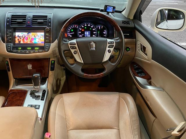クラウン ２．５ロイヤルサルーン　アニバーサリーＥＤ　フルエアロ　ＴＥＩＮ車高調　新品メッキ１９インチ　ベージュ革シート　ＨＤＤマルチナビ　Ｂｌｕｅｔｏｏｔｈオーディオ　フルセグ　ＤＡＤテーブル＆バックミラー　コーナーポール（21枚目）