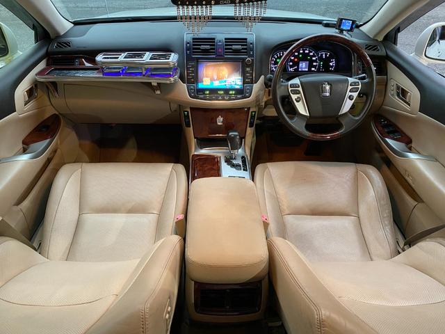 クラウン ２．５ロイヤルサルーン　アニバーサリーＥＤ　フルエアロ　ＴＥＩＮ車高調　新品メッキ１９インチ　ベージュ革シート　ＨＤＤマルチナビ　Ｂｌｕｅｔｏｏｔｈオーディオ　フルセグ　ＤＡＤテーブル＆バックミラー　コーナーポール（22枚目）