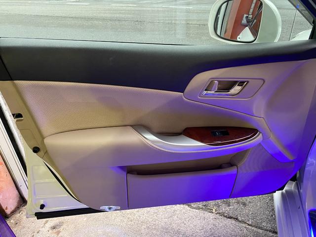 クラウン ２．５ロイヤルサルーン　アニバーサリーＥＤ　フルエアロ　ＴＥＩＮ車高調　新品メッキ１９インチ　ベージュ革シート　ＨＤＤマルチナビ　Ｂｌｕｅｔｏｏｔｈオーディオ　フルセグ　ＤＡＤテーブル＆バックミラー　コーナーポール（55枚目）