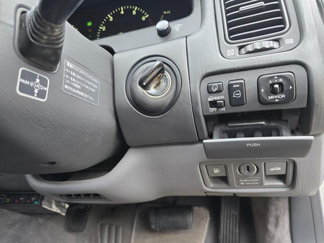 セルシオ C仕様 前期最終型 走行距離1万6千キロ ワンオーナー 当時物シュティッヒディッシュ17インチ 純正サンルーフ 純正グレー革シート 純正オプションエアロスポイラー FIELD製サスコン ガナドールマフラー(26枚目)