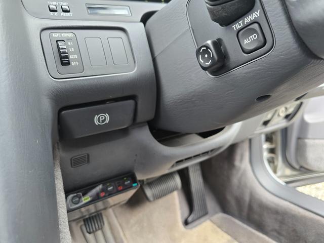 セルシオ C仕様 前期最終型 走行距離1万6千キロ ワンオーナー 当時物シュティッヒディッシュ17インチ 純正サンルーフ 純正グレー革シート 純正オプションエアロスポイラー FIELD製サスコン ガナドールマフラー(27枚目)