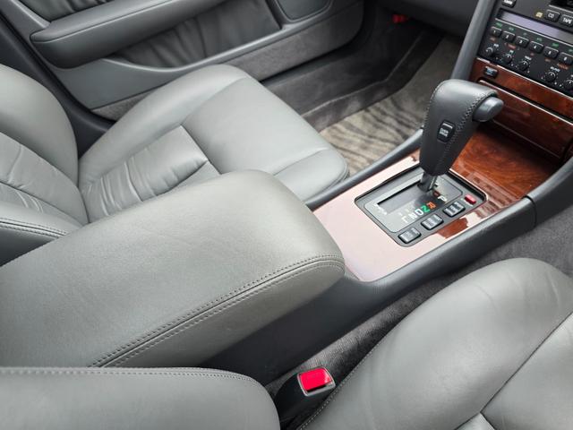 セルシオ C仕様 前期最終型 走行距離1万6千キロ ワンオーナー 当時物シュティッヒディッシュ17インチ 純正サンルーフ 純正グレー革シート 純正オプションエアロスポイラー FIELD製サスコン ガナドールマフラー(29枚目)