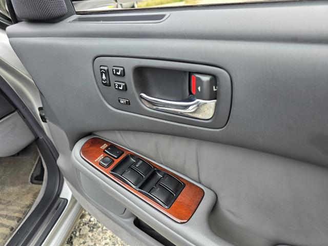 セルシオ C仕様 前期最終型 走行距離1万6千キロ ワンオーナー 当時物シュティッヒディッシュ17インチ 純正サンルーフ 純正グレー革シート 純正オプションエアロスポイラー FIELD製サスコン ガナドールマフラー(50枚目)