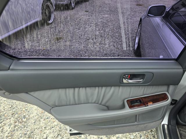 セルシオ C仕様 前期最終型 走行距離1万6千キロ ワンオーナー 当時物シュティッヒディッシュ17インチ 純正サンルーフ 純正グレー革シート 純正オプションエアロスポイラー FIELD製サスコン ガナドールマフラー(52枚目)