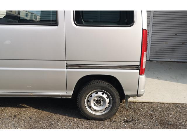 サンバーバン トランスポーター４ＷＤ　タイミングベルト交換済み　ハイルーフ　５ＭＴ　スタッドレスタイヤ装着　ルーフキャリア　社外ナビ　集中ドアロック　パワーウィンドウ　パワーステアリング　エアコン　スライドドア　禁煙車（10枚目）