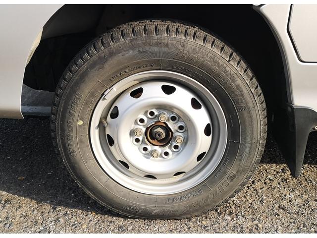 サンバーバン トランスポーター４ＷＤ　タイミングベルト交換済み　ハイルーフ　５ＭＴ　スタッドレスタイヤ装着　ルーフキャリア　社外ナビ　集中ドアロック　パワーウィンドウ　パワーステアリング　エアコン　スライドドア　禁煙車（29枚目）