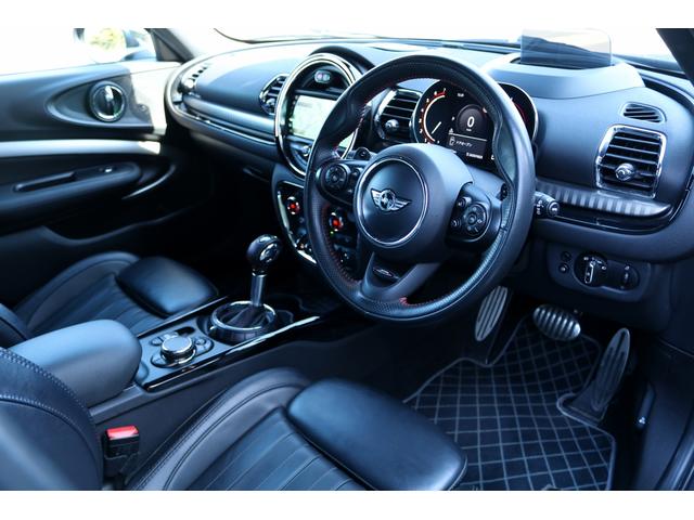 ＭＩＮＩ ジョンクーパーワークス　クラブマン　ＪＣＷエクスクルーシブスタイル　レザーラウンジシート　ＵＳフェンダー　後期デジタルメーター　イルミネ―テッドサーフェス　ユニオンテール　イージーエントリー　ＨＵＤ　ＪＣＷツインマフラー（3枚目）