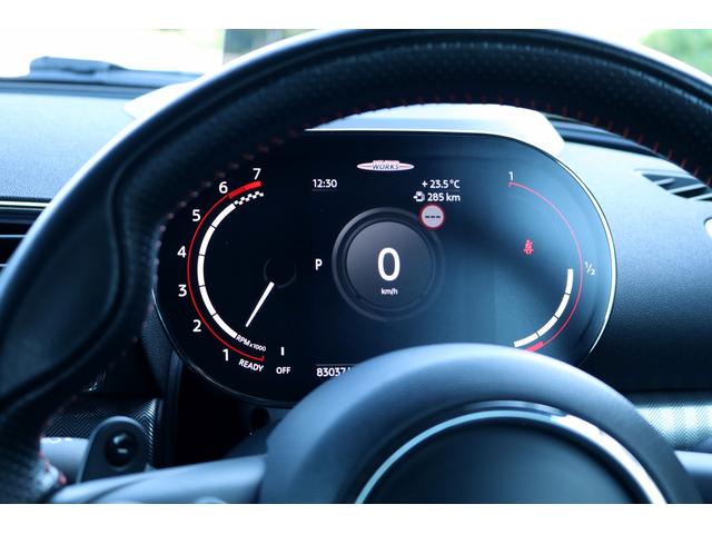 ＭＩＮＩ ジョンクーパーワークス　クラブマン　ＪＣＷエクスクルーシブスタイル　レザーラウンジシート　ＵＳフェンダー　後期デジタルメーター　イルミネ―テッドサーフェス　ユニオンテール　イージーエントリー　ＨＵＤ　ＪＣＷツインマフラー（4枚目）