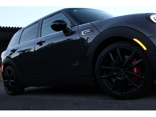 ＭＩＮＩ ジョンクーパーワークス　クラブマン　ＪＣＷエクスクルーシブスタイル　レザーラウンジシート　ＵＳフェンダー　後期デジタルメーター　イルミネ―テッドサーフェス　ユニオンテール　イージーエントリー　ＨＵＤ　ＪＣＷツインマフラー（6枚目）