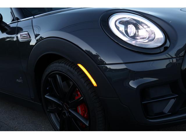 ＭＩＮＩ ジョンクーパーワークス　クラブマン　ＪＣＷエクスクルーシブスタイル　レザーラウンジシート　ＵＳフェンダー　後期デジタルメーター　イルミネ―テッドサーフェス　ユニオンテール　イージーエントリー　ＨＵＤ　ＪＣＷツインマフラー（7枚目）