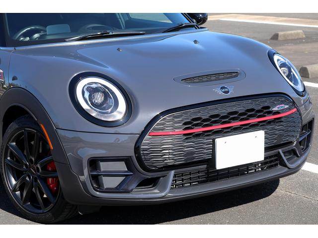 ＭＩＮＩ ジョンクーパーワークス　クラブマン　ＪＣＷエクスクルーシブスタイル　レザーラウンジシート　ＵＳフェンダー　後期デジタルメーター　イルミネ―テッドサーフェス　ユニオンテール　イージーエントリー　ＨＵＤ　ＪＣＷツインマフラー（10枚目）