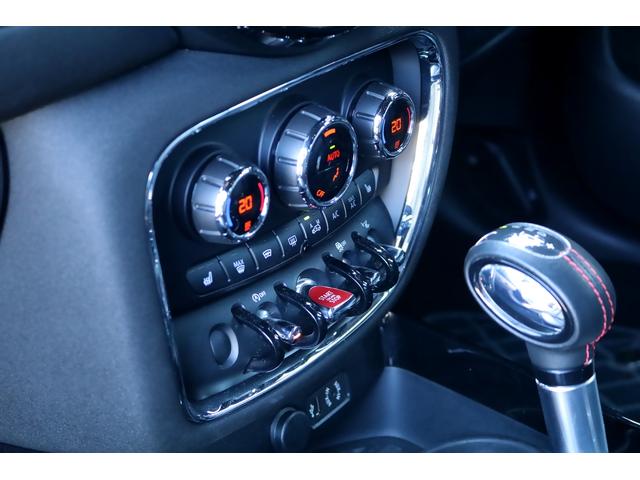 ＭＩＮＩ ジョンクーパーワークス　クラブマン　ＪＣＷエクスクルーシブスタイル　レザーラウンジシート　ＵＳフェンダー　後期デジタルメーター　イルミネ―テッドサーフェス　ユニオンテール　イージーエントリー　ＨＵＤ　ＪＣＷツインマフラー（18枚目）