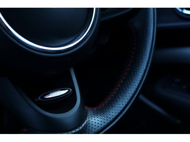 ＭＩＮＩ ジョンクーパーワークス　クラブマン　ＪＣＷエクスクルーシブスタイル　レザーラウンジシート　ＵＳフェンダー　後期デジタルメーター　イルミネ―テッドサーフェス　ユニオンテール　イージーエントリー　ＨＵＤ　ＪＣＷツインマフラー（31枚目）