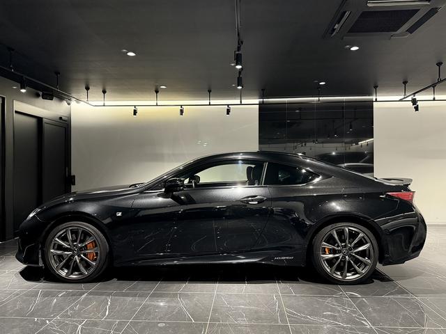 ＲＣ ＲＣ３００ｈ　Ｆスポーツ　オレンジキャリパー　カーボントランクスポイラー　サンルーフ　黒革　シートヒーター／シートクーラー　ステアリングヒーター　純正フロアマット　純正ナビ　地デジ　Ｂｌｕｅｔｏｏｔｈ　前後ドラレコ　スペアキー（3枚目）