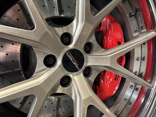 ＳＬ ＳＬ６３　ハイパーフォージド鍛造２０／２１インチＡＷ　マジックスカイルーフ　赤革　カーボンインテリア　ハーマンカードン　シートヒーター／クーラー　純正フロアマット　純正ナビ　ＴＶ　Ｂｌｕｅｔｏｏｔｈ　左ハンドル（4枚目）