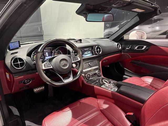 ＳＬ ＳＬ６３　ハイパーフォージド鍛造２０／２１インチＡＷ　マジックスカイルーフ　赤革　カーボンインテリア　ハーマンカードン　シートヒーター／クーラー　純正フロアマット　純正ナビ　ＴＶ　Ｂｌｕｅｔｏｏｔｈ　左ハンドル（5枚目）