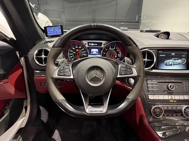 ＳＬ ＳＬ６３　ハイパーフォージド鍛造２０／２１インチＡＷ　マジックスカイルーフ　赤革　カーボンインテリア　ハーマンカードン　シートヒーター／クーラー　純正フロアマット　純正ナビ　ＴＶ　Ｂｌｕｅｔｏｏｔｈ　左ハンドル（8枚目）