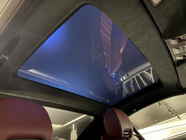 ＳＬ ＳＬ６３　ハイパーフォージド鍛造２０／２１インチＡＷ　マジックスカイルーフ　赤革　カーボンインテリア　ハーマンカードン　シートヒーター／クーラー　純正フロアマット　純正ナビ　ＴＶ　Ｂｌｕｅｔｏｏｔｈ　左ハンドル（15枚目）