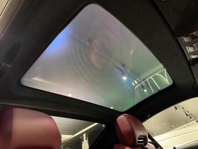 ＳＬ ＳＬ６３　ハイパーフォージド鍛造２０／２１インチＡＷ　マジックスカイルーフ　赤革　カーボンインテリア　ハーマンカードン　シートヒーター／クーラー　純正フロアマット　純正ナビ　ＴＶ　Ｂｌｕｅｔｏｏｔｈ　左ハンドル（16枚目）