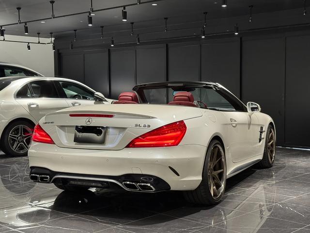 ＳＬ ＳＬ６３　ハイパーフォージド鍛造２０／２１インチＡＷ　マジックスカイルーフ　赤革　カーボンインテリア　ハーマンカードン　シートヒーター／クーラー　純正フロアマット　純正ナビ　ＴＶ　Ｂｌｕｅｔｏｏｔｈ　左ハンドル（18枚目）