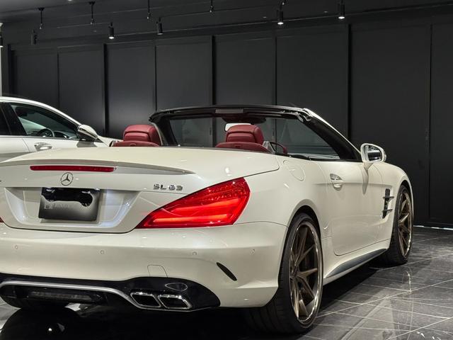 ＳＬ ＳＬ６３　ハイパーフォージド鍛造２０／２１インチＡＷ　マジックスカイルーフ　赤革　カーボンインテリア　ハーマンカードン　シートヒーター／クーラー　純正フロアマット　純正ナビ　ＴＶ　Ｂｌｕｅｔｏｏｔｈ　左ハンドル（20枚目）