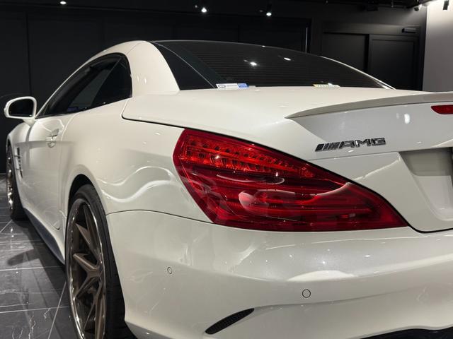 ＳＬ ＳＬ６３　ハイパーフォージド鍛造２０／２１インチＡＷ　マジックスカイルーフ　赤革　カーボンインテリア　ハーマンカードン　シートヒーター／クーラー　純正フロアマット　純正ナビ　ＴＶ　Ｂｌｕｅｔｏｏｔｈ　左ハンドル（53枚目）