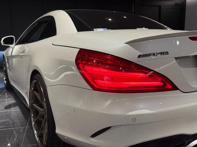 ＳＬ ＳＬ６３　ハイパーフォージド鍛造２０／２１インチＡＷ　マジックスカイルーフ　赤革　カーボンインテリア　ハーマンカードン　シートヒーター／クーラー　純正フロアマット　純正ナビ　ＴＶ　Ｂｌｕｅｔｏｏｔｈ　左ハンドル（56枚目）