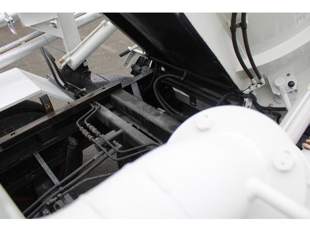 汚泥吸引車　新明和クリーンキューム　ＧＶＥ３－Ｗ２００　サブエンジン駆動式　タンク容量２．０立米　１９５０Ｌ　ブロア動力３４ＫＷ　吸引圧力９３ＫＰＡ　上物同年式　アワメーター３４０時間　Ｂモニター　左電格ミラー(44枚目)