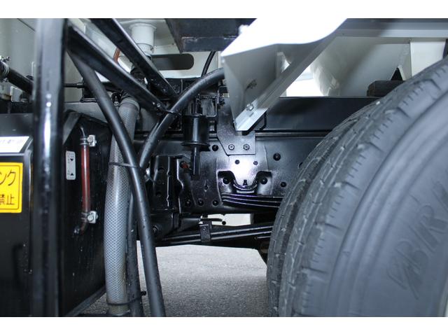 エルフトラック 汚泥吸引車　新明和クリーンキューム　ＧＶＥ３－Ｗ２００　サブエンジン駆動式　タンク容量２．０立米　１９５０Ｌ　ブロア動力３４ＫＷ　吸引圧力９３ＫＰＡ　上物同年式　アワメーター３４０時間　Ｂモニター　左電格ミラー（52枚目）