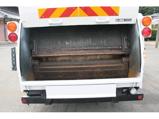 エルフトラック パッカー車/塵芥車 3.4t積載 6.5立米 回転式 新明和GR064-1634S2 巻込み式 連続積込 汚水タンク 電格ミラー サイドラダー 箱上キャリア スペアキー 車両総重量7995kg 荷台内寸4131-2051-1432(12枚目)