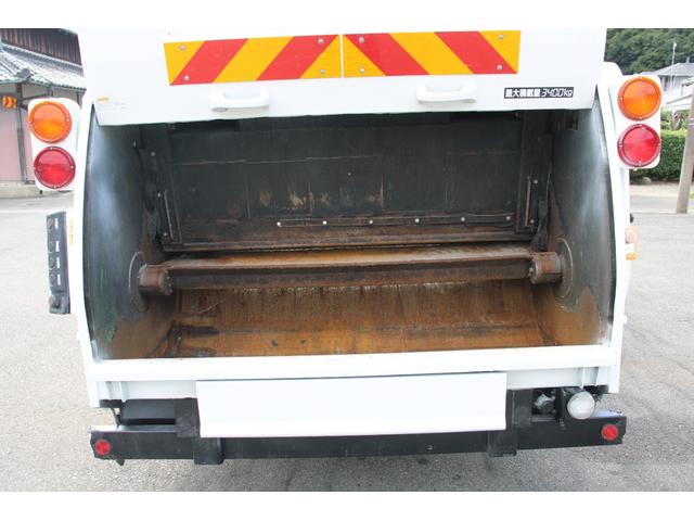 エルフトラック パッカー車/塵芥車 3.4t積載 6.5立米 回転式 新明和GR064-1634S2 巻込み式 連続積込 汚水タンク 電格ミラー サイドラダー 箱上キャリア スペアキー 車両総重量7995kg 荷台内寸4131-2051-1432(13枚目)