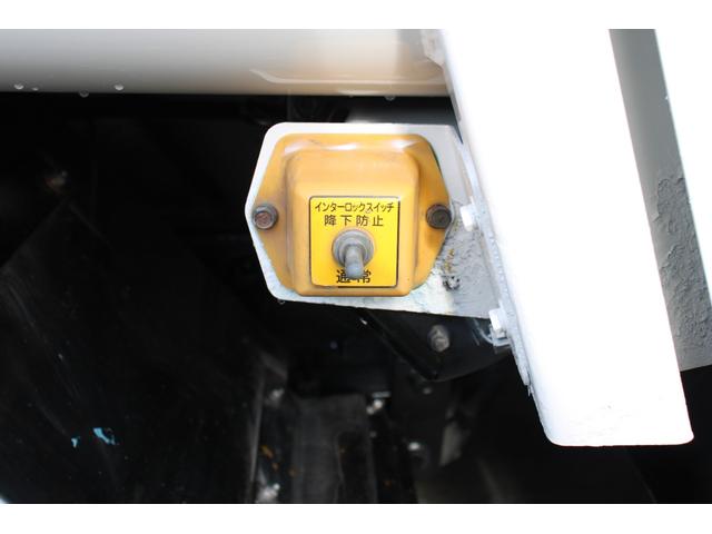 エルフトラック パッカー車/塵芥車 3.4t積載 6.5立米 回転式 新明和GR064-1634S2 巻込み式 連続積込 汚水タンク 電格ミラー サイドラダー 箱上キャリア スペアキー 車両総重量7995kg 荷台内寸4131-2051-1432(60枚目)