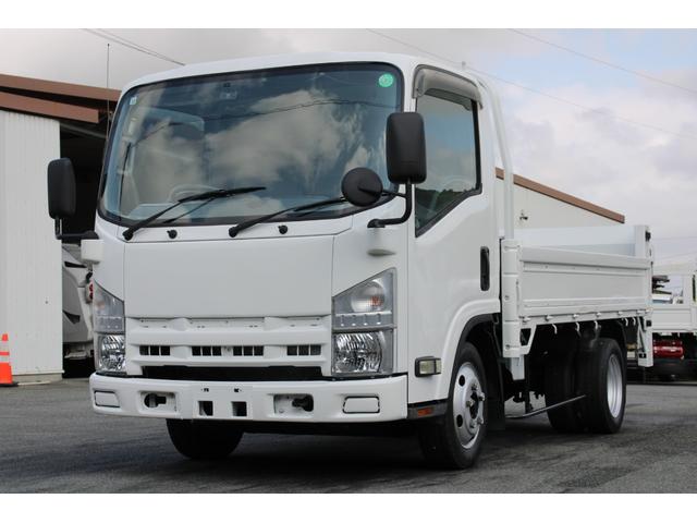 エルフトラック 平ボディ－２ｔ　パワーゲート（ＰＧ）　セミロング　全低床　☆１１尺☆トヨタパワーリフト☆荷床鉄板☆スペアキー☆電格ミラー☆車両総重量４８３５ｋｇ☆荷台内寸３５６９ｘ１８０２ｘ３７９☆ゲートテーブルサイズ６６３ｘ１６４２☆床地上高９０７（2枚目）