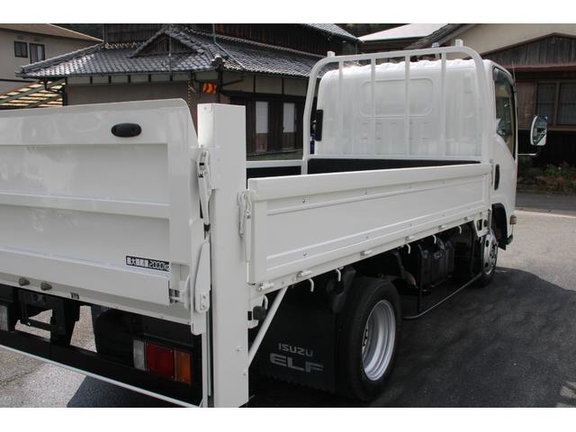 エルフトラック 平ボディ－２ｔ　パワーゲート（ＰＧ）　セミロング　全低床　☆１１尺☆トヨタパワーリフト☆荷床鉄板☆スペアキー☆電格ミラー☆車両総重量４８３５ｋｇ☆荷台内寸３５６９ｘ１８０２ｘ３７９☆ゲートテーブルサイズ６６３ｘ１６４２☆床地上高９０７（15枚目）
