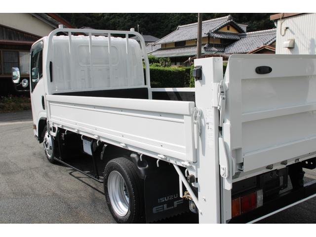 エルフトラック 平ボディ－２ｔ　パワーゲート（ＰＧ）　セミロング　全低床　☆１１尺☆トヨタパワーリフト☆荷床鉄板☆スペアキー☆電格ミラー☆車両総重量４８３５ｋｇ☆荷台内寸３５６９ｘ１８０２ｘ３７９☆ゲートテーブルサイズ６６３ｘ１６４２☆床地上高９０７（16枚目）