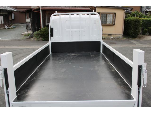 エルフトラック 平ボディ－２ｔ　パワーゲート（ＰＧ）　セミロング　全低床　☆１１尺☆トヨタパワーリフト☆荷床鉄板☆スペアキー☆電格ミラー☆車両総重量４８３５ｋｇ☆荷台内寸３５６９ｘ１８０２ｘ３７９☆ゲートテーブルサイズ６６３ｘ１６４２☆床地上高９０７（32枚目）