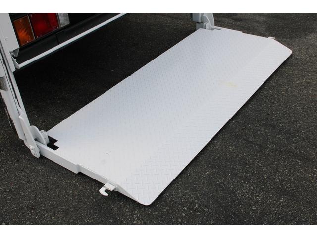エルフトラック 平ボディ－２ｔ　パワーゲート（ＰＧ）　セミロング　全低床　☆１１尺☆トヨタパワーリフト☆荷床鉄板☆スペアキー☆電格ミラー☆車両総重量４８３５ｋｇ☆荷台内寸３５６９ｘ１８０２ｘ３７９☆ゲートテーブルサイズ６６３ｘ１６４２☆床地上高９０７（37枚目）