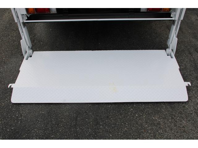 エルフトラック 平ボディ－２ｔ　パワーゲート（ＰＧ）　セミロング　全低床　☆１１尺☆トヨタパワーリフト☆荷床鉄板☆スペアキー☆電格ミラー☆車両総重量４８３５ｋｇ☆荷台内寸３５６９ｘ１８０２ｘ３７９☆ゲートテーブルサイズ６６３ｘ１６４２☆床地上高９０７（38枚目）