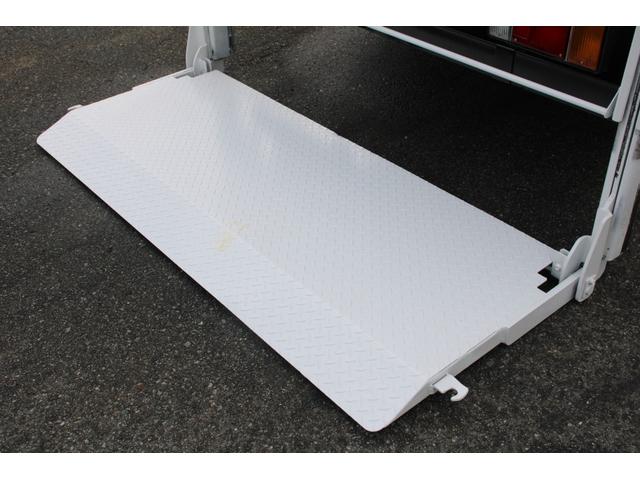 エルフトラック 平ボディ－２ｔ　パワーゲート（ＰＧ）　セミロング　全低床　☆１１尺☆トヨタパワーリフト☆荷床鉄板☆スペアキー☆電格ミラー☆車両総重量４８３５ｋｇ☆荷台内寸３５６９ｘ１８０２ｘ３７９☆ゲートテーブルサイズ６６３ｘ１６４２☆床地上高９０７（39枚目）